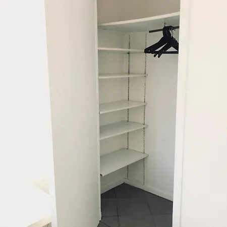 4 Pieces A 100 M De La *