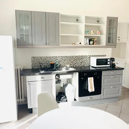 4 Pieces A 100 M De La *